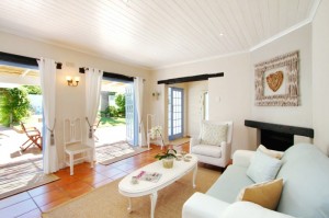 Hout Bay Beach Cottage _7_medium size_living
