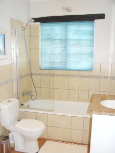 Hout Bay Beach Cottage _55_ medium size_ bathroom2